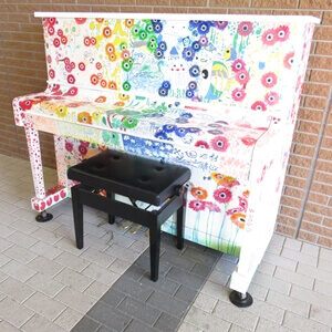 大和高田市市民交流センターの1階・オープンピアノ